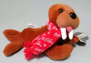 Coca Cola ~ Walross im Logo Schal ~ mit einer Flasche Cola und ETIKETT ~ Brandneu ~ NEUWERTIG - Bild 1 von 7
