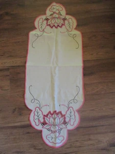 Vintage WATER LILY Cutwork Embroidered TABLE RUNNER/DRESSER SCARF - 1950's - Picture 1 of 4