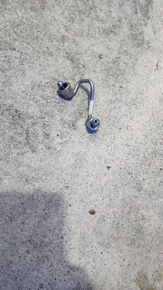 Línea de inyectores de combustible OEM 2016 GMC Terrain 2,4 L Ecotec - línea de combustible de alta presión Foto 1 de 4