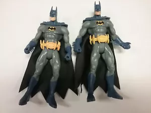 DC Universe Mattel 2 Batman Figuren blau grau Anzug Kreis Logo Jim Lee th1  - Bild 1 von 1