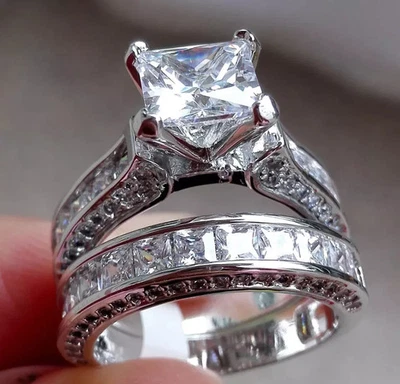 Anillo de diamantes simulados de corte princesa de 4 quilates enchapado en oro blanco de 14 k conjunto nupcial para mujer Foto 1 de 4