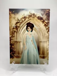 Nuovissima Barbie in pietra di seta in un "Abito da ballo in chiffon blu" stampa artistica/cartolina - Foto 1 di 4