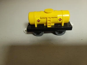 Thomas Trackmaster Vintage Yellow Fuel Tanker Train Very Good Condition - Picture 1 of 4