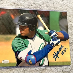 Foto firmada por Yoan Moncada Selección Nacional de Cuba (CMB) 8x10 JSA - Imagen 1 de 4