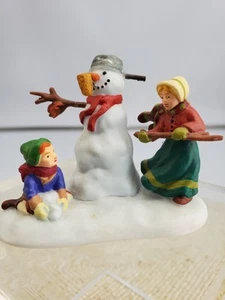Department 56 New England Village Series “Making Friends” #799962 (C34)** - Imagen 1 de 17