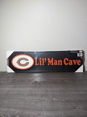 NFL Chicago Bears Lil' Man Cueva Letrero de Madera Placa Marco 23”x 7” NUEVO  Foto 1 de 4