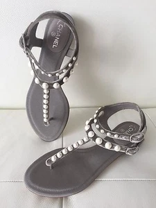 $ 1,3K NEU CHANEL GRAUE FLACHE SAMT-RIEMENSANDALEN MIT PERLEN GRÖSSE 35 - Bild 1 von 11