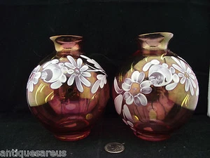 SET OF 2 CRANBERRY RAINBOW  5" HAND DECORATED ART GLASS VASES  HUNTINGTON W V - Foto 1 di 4