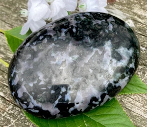 178,5g NATÜRLICHER MYSTISCHER MERLINIT GABBRO POLIERTER HEILPALMSTEIN Madagaskar - Bild 1 von 4