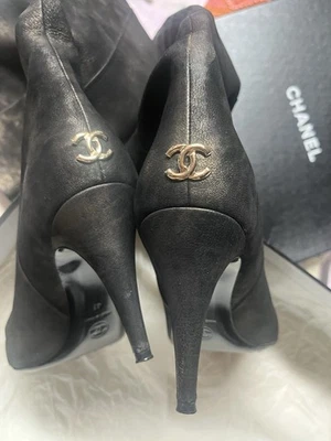Bota CHANEL Sobre la Rodilla Alta Gamuza Negra Y Dorada Talla 41 Foto 1 de 4