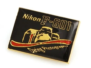 Nikon F-601 pin - pin Daring Photography Nikon - ideale per una collezione! - Foto 1 di 2