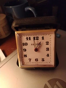 Reloj despertador de viaje Equity vintage tono dorado estuche negro cuerda manual - Imagen 1 de 6