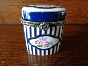 PILLENDOSE PILLENDOSE PORZELLAN KUNST VON LIMOGES BLUMENDEKOR - Bild 1 von 5