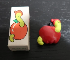 AVON Pin Pal / WILLIE THE WORM ~ profumo solido ~ vintage anni 70 PIN BACK NUOVO CON SCATOLA - Foto 1 di 9