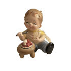 Figurine vintage Josef Originals Happiness Is Boy mangeant une tarte aux baies estampillée