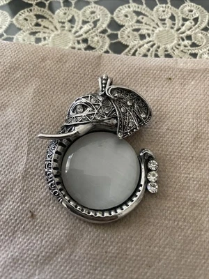 Collar Colgante Elefante Tono Plata Betsey Johnson Piedra Lunar, Estrás Foto 1 de 4