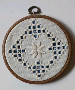 Hardanger kleiner Rundreifen Norweger Stickerei Schnittarbeit weiß auf blauem Herz  - Bild 1 von 4