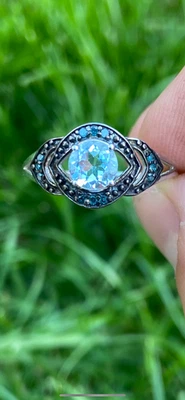 Anillo de oro blanco de 9 quilates con topacio y diamantes naturales Foto 1 de 4