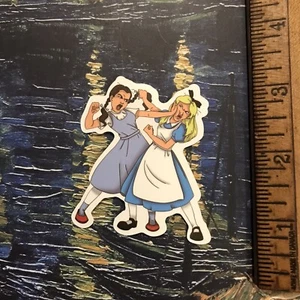 DOROTHY WIZARD OF OZ VS ALICE IN WONDERLAND FIGHT S17 STICKER LAPTOP DECAL - Photo 1 sur 1