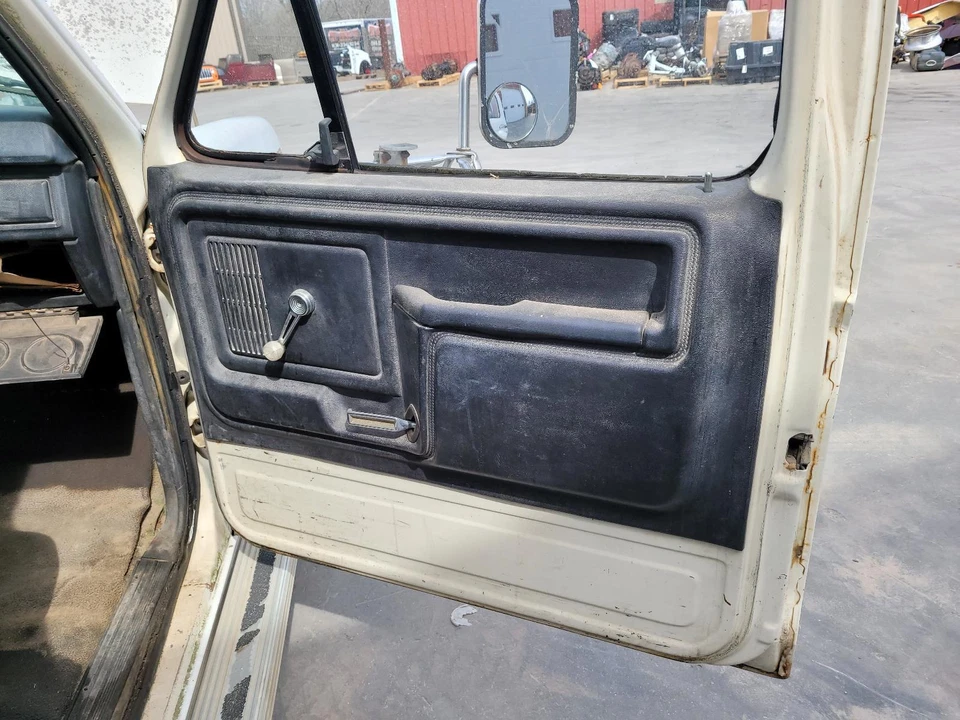 1982 FORD F350 PICKUP RIGHT FRONT DOOR TRIM PANEL; PART #E2TB-10233890 B Foto 1 de 4