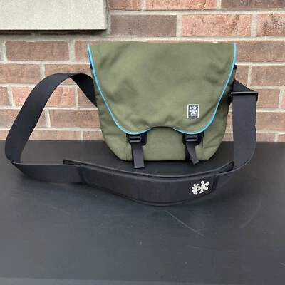 Bolsa para cámara equipo fotográfico Crumpler.  Correa ajustable de lona verde oliva musgo Foto 1 de 4