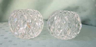 Par de candelabros votivos de vidrio transparente con patrón de diamante Foto 1 de 2