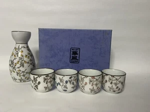 Vintage Ceramic Tea/Rice Wine Set Carafe & 4 Cups. White/Floral Design, China. - Picture 1 of 5