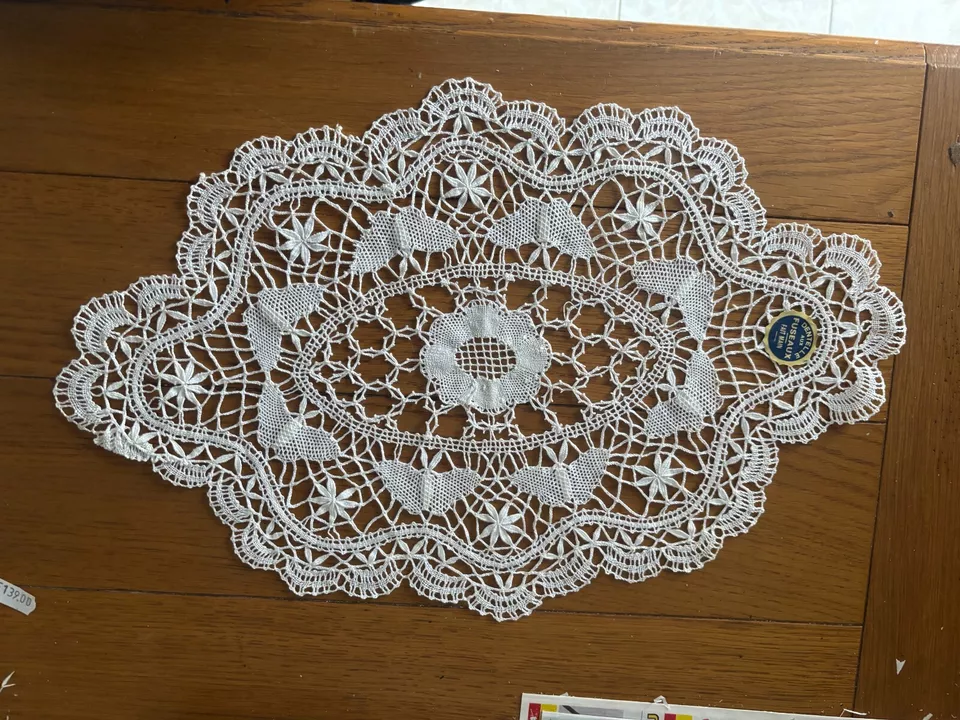 napperon ovale  dentelle du PUY au fuseau  fait main  NEUF - Photo 1/1