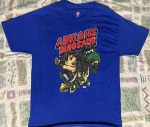 Camisa A Boy and His Dinosaur Jurassic Express AEW Azul Lrg Usada Excelente Estado - Imagen 1 de 3