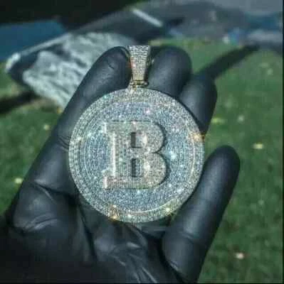 Colgante con letras personalizadas de moissanita real de corte redondo de 3,30 quilates enchapado en oro amarillo de 14 quilates Foto 1 de 4