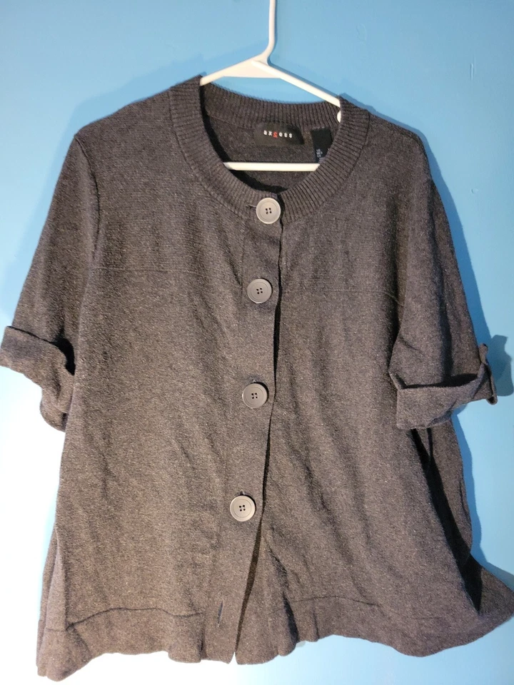 Suéter gris carbón con botones manga camisa Axcess para mujer Foto 1 de 4