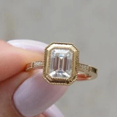 Anillo de compromiso solitario de diamantes creado en laboratorio esmeralda de 2 quilates enchapado en oro amarillo de 14 quilates Foto 1 de 4