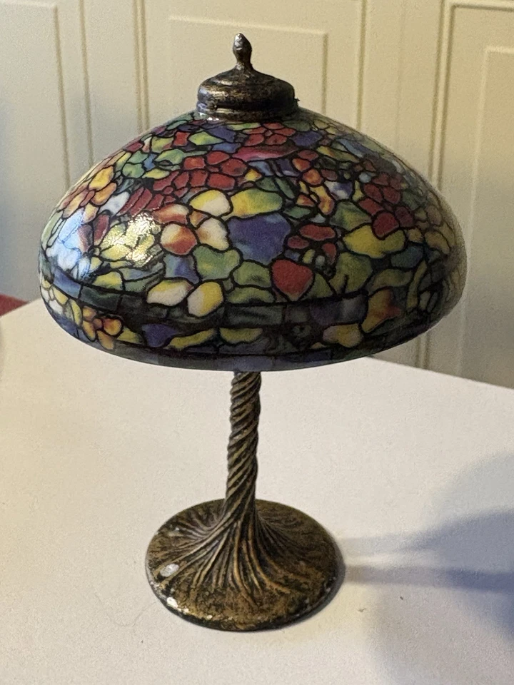 Casa de Muñecas Miniatura Porcelana Pantalla Estilo Tiffany Lámpara Base Latón Ver Tamaño Foto 1 de 4