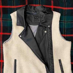 Odyn Women's XL Ivory Faux Shearling Off-Center Zip Front Vest PRISTINE! - Picture 1 of 11
