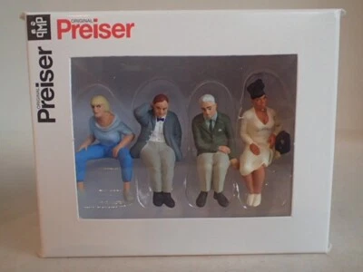 Preiser Reisende sitzend Mann Frau Bahn Zug 63088 Spur 1 OVP 1:32 4Fig - Bild 1 von 2
