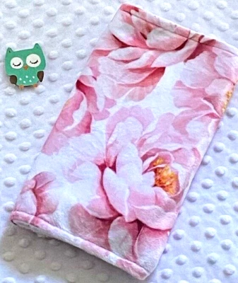 Paño de eructo de bebé con estampado Minky de flores rosas hechas a mano y burbujas Minky blancas Foto 1 de 2