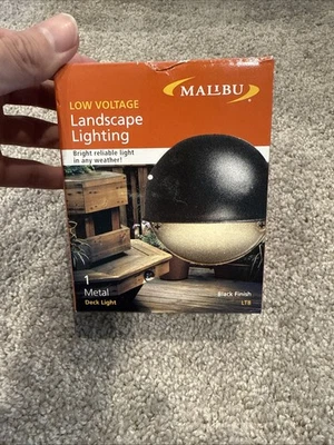 Luz de paisaje compacta redonda Intermatic Malibu LT8 con acabado negro de 7 vatios Foto 1 de 4