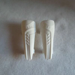 NUEVO Barbie Hecho para Mover Muñeca Fútbol Protectores de Espinilla Blancos ~ Ropa Fashionista - Imagen 1 de 1