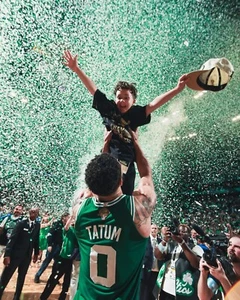 Foto Jayson Tatum With Son Boston Celtics 2024 NBA Finals 8x10 NBA Basketball - Foto 1 di 1
