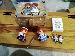 Lot of Raggedy Ann & Andy: Sweet Memories Ornament, Wooden box and Figures - Picture 1 of 11