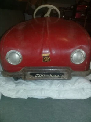 ancienne voiture à pédales dauphine - Photo 1/4