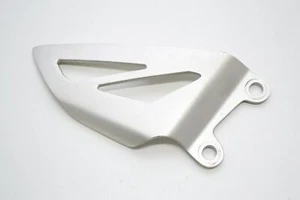 2010 TRIUMPH DAYTONA 675 FRONT RIGHT SIDE FOOTREST HEEL GUARD - Picture 1 of 3