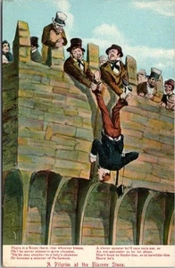 Postal de colección del castillo de Blarney, Irlanda de la década de 1910 "Un peregrino en la piedra de Blarney" - Imagen 1 de 2