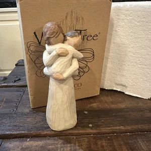 Figura de resina pintada a mano esculpida abrazo de ángel de sauce mamá sosteniendo bebé - Imagen 1 de 7