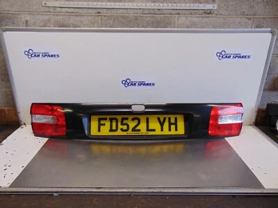 Luz trasera Volvo V40 maletero embellecedor 01-04 Estate puerta trasera matrícula hueco negro Foto 1 de 4