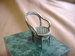 MINI SILLA DE CASA DE MUÑECAS VINTAGE CON ASIENTO TEJIDO DE PLATA ESTERLINA - 1 1/4" DE ALTO - Imagen 1 de 3