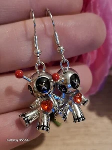 Paire de boucle d'oreille poupée vaudou, argenté et rouge, environs 4 cm. - Picture 1 of 7