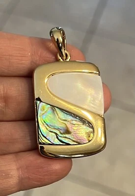 "Colgante madreperla y abulón tono dorado firmado por diseñador LIA SOPHIA 2"" por 1""" Foto 1 de 4