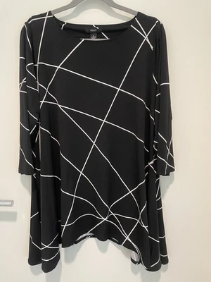 Top túnica Alfani 1X negro blanco estampado abstracto manga 3/4 elástico talla grande Foto 1 de 4
