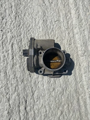 Chevrolet Equinox 2010-2011 carrocería del acelerador 2,4 L OEM usado Foto 1 de 4